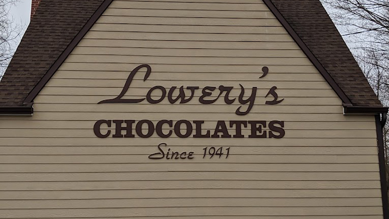 Lowery's sign on Yorktown store